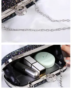 Detailansicht mit dem Ringverschluss und der Innenkapazität dieser Pailletten-Abendtasche