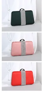 Detailansicht funkelnder Strass-Abendtaschen aus grünem, rosa und rotem Samt.