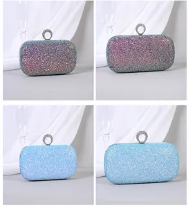 Glitzer-Abendtaschen in Violett und Blau mit Strass-Ringverschluss in der Detailansicht