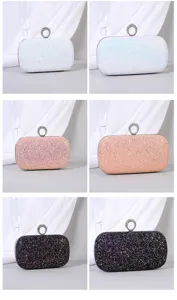 Detaillierte Ansicht eleganter, glänzender Pailletten-Abendtaschen in Weiß, Rosa und Schwarz