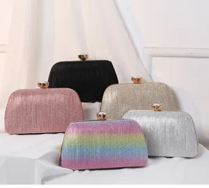 Sammlung eleganter Glitzer-Abendtaschen in verschiedenen schimmernden Farben