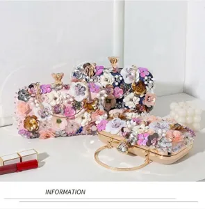 Detalle de flores de cuentas hechas a mano en elegantes bolsos de mano para fiesta