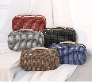 Detailansicht funkelnder Strass-Abendtaschen in verschiedenen eleganten Farben.