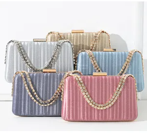 Elegante Abendtaschen mit Strasssteinen, Faltenstruktur und Diamantkettenriemen