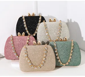 Detailansicht verschiedener Glitzer-Abendtaschen mit Herzverschluss und Strasskette