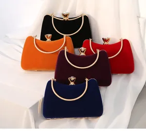 Elegante Samt-Abendtaschen in verschiedenen Farben mit goldfarbenen Ketten-Griffen