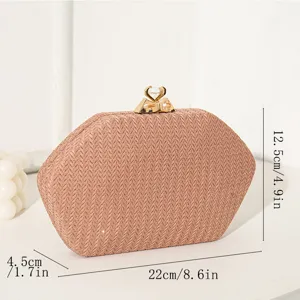 Detailansicht der eleganten pfirsichfarbenen Abendtasche mit Maßen 22x12,5x4,5cm