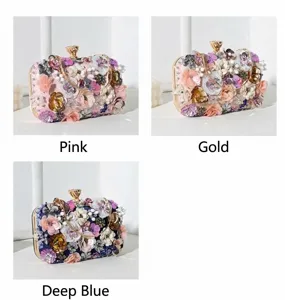Vista detallada de bolsos de noche con flores de cuentas en rosa, dorado y azul