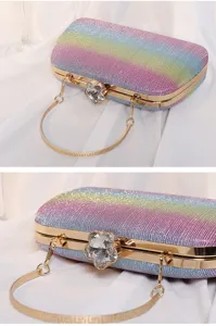 Detailansicht der regenbogenfarbenen Glitzer-Abendtasche mit kristalliner Blumenschließe