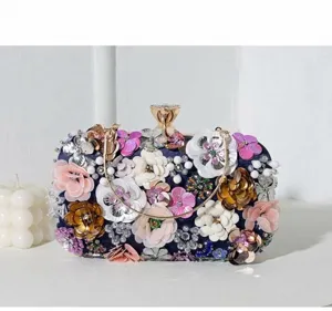 Elegante bolso de noche hecho a mano con flores de cuentas y lentejuelas de fiesta
