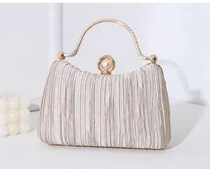 Elegante champagnerfarbene Abendtasche mit Perlenverschluss und goldenem Griff