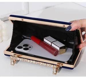 Innenansicht der blauen Samt-Abendtasche mit Strasssteinen, Platz für Handy und Lippenstift.