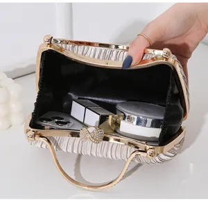 Detailansicht der plissierten Abendtasche mit großem Innenraum für alle wichtigen Utensilien.