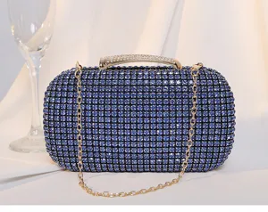 Detailansicht der glänzenden blauen Strass-Abendtasche mit goldener Kette zum Umhängen