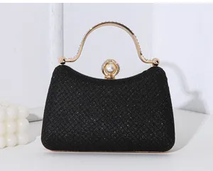 Detail einer schwarzen Abendtasche mit Glitzermaschen-Textur und Perlenverschluss