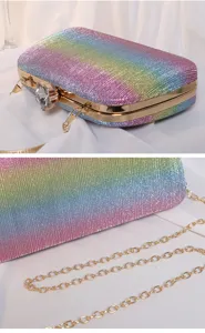 Nahaufnahme der Regenbogen-Glitzer-Abendtasche mit Edelsteinverschluss und Kette