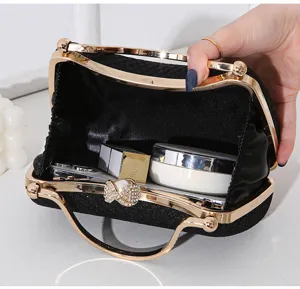 Innenansicht der schwarzen Mesh-Abendtasche mit Goldrahmen zeigt das Fassungsvermögen