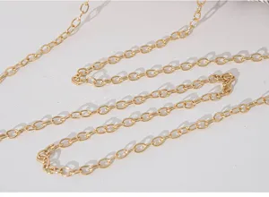 Detailansicht einer polierten goldfarbenen Metallkette für eine luxuriöse Abendclutch.