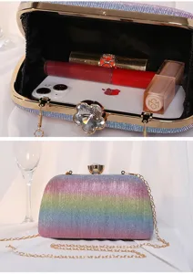 Detailansicht der Innenkapazität und der Regenbogen-Abendtasche mit Farbverlauf