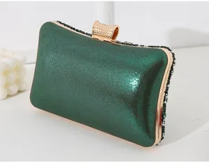 Detailansicht der eleganten dunkelgrünen Glitzer-Clutch mit Kristallverzierung
