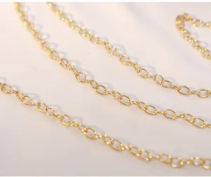 Hochwertige Nahaufnahme der goldfarbenen Metallkette für eine elegante Abendtasche
