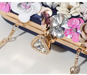 Primer plano de bolso de noche con flores de cuentas hechas a mano y cierre de strass