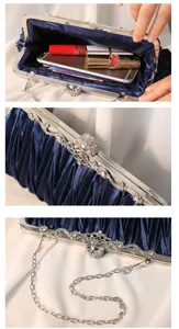 Detailansicht der Innenkapazität und des Kristallverschlusses der marineblauen Abendtasche