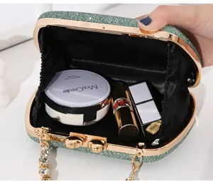 Detaillierte Innenansicht der grünen Glitzer-Abendtasche mit Platz für Make-up-Artikel