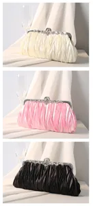 Detaillierte Ansicht eleganter plissierter Abendkupplungstaschen in Creme, Rosa und Schwarz