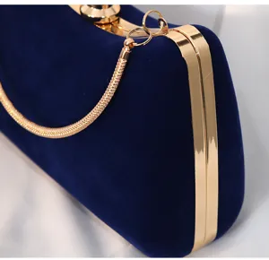Nahaufnahme der royalblauen Samt-Abendtasche mit elegantem goldfarbenem Metallrahmen