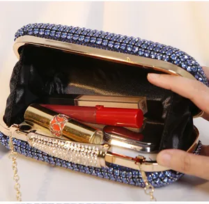 Detailansicht einer luxuriösen blauen Strass-Abendtasche, die das Fassungsvermögen zeigt