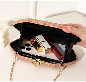 Detaillierte Nahaufnahme der Abendtasche, die den geräumigen Innenraum zeigt.