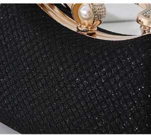 Detailansicht der schwarzen Glitzermaschung und des Perlenverschlusses an der Abendhandtasche