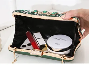 Detailansicht des Innenraums einer smaragdgrünen Samt-Abendtasche mit Strasssteinen