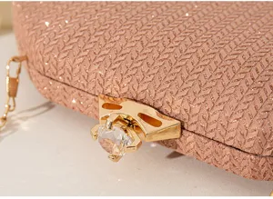 Nahaufnahme einer glitzernden Abendtasche mit elegantem Kristall-Diamant-Verschluss.