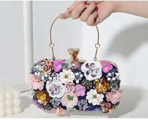 Elegante bolso de noche con flores de cuentas hechas a mano y asa de metal dorado