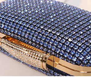 Nahaufnahme einer luxuriösen blauen Strass-Abendtasche mit goldenem Rahmen