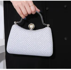 Nahaufnahme einer eleganten silbernen Gitter-Kristall-Abendtasche mit Perlenverschluss in der Hand