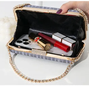 Innenansicht der glitzernden Diamant-Abendtasche mit Platz für Smartphone und Make-up