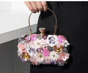 Detalle del bolso de fiesta rosa hecho a mano con flores de lentejuelas de colores