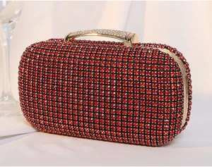 Detailansicht einer eleganten roten Strass-Abendtasche mit kristallbesetztem Griff