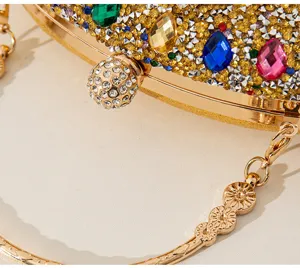 Vue macro détaillée d'une pochette de soirée de luxe avec gemmes colorées et strass étincelants