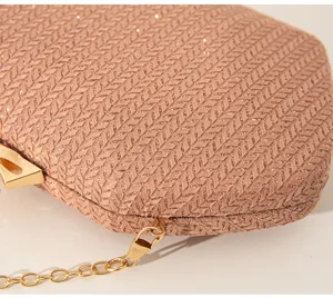 Nahaufnahme der roségoldenen Abendclutch mit strukturierter Oberfläche und Goldkette