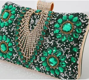 Makrodetail einer luxuriösen grünen Abendtasche mit funkelnden Strasssteinen