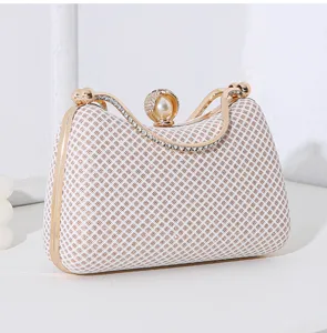 Exquisite Gitterstruktur der Strass-Abendtasche mit einem eleganten Perlenverschluss