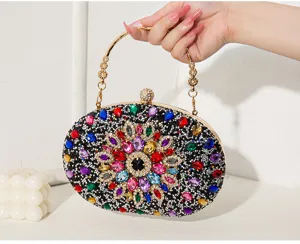 Détail d'une pochette de soirée élégante avec des strass colorés pour les banquets officiels