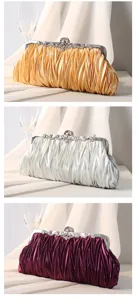 Plissierte Abendtaschen in Gold, Silber und Burgund mit elegantem Kristallverschluss.