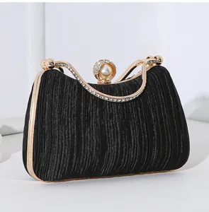 Exquisites Detail der schwarzen plissierten Abendtasche mit Perlen- und Strassverschluss