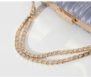 Detail der funkelnden Strass-Doppelkette an einer silbernen Glitzer-Abendhandtasche