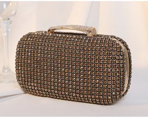 Detailansicht der funkelnden Strassverzierungen dieser eleganten Abend-Clutch-Tasche.